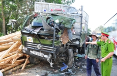 Xe khách đấu đầu xe tải, hơn 10 người bị thương nặng