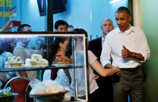 Tổng thống Obama tự tay trả tiền Việt cho chủ quán