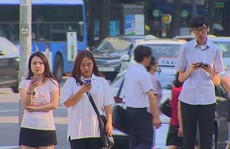 Nỗi lo “xác sống điện thoại” ở Seoul