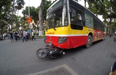 Xe buýt tông chết cô gái trẻ ngay sát hồ Hoàn Kiếm