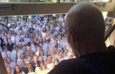 400 học sinh hát cầu nguyện cho thầy giáo bị ung thư