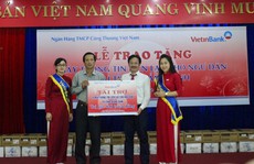 Trao tặng 30 máy thông tin liên lạc cho ngư dân Quảng Bình
