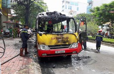 Xe buýt nổ rồi bốc cháy dữ dội, hành khách tháo chạy