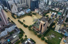 Dễ sợ hình ảnh bão Megi tràn vào Trung Quốc