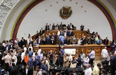 Đòi đưa tổng thống ra tòa, quốc hội Venezuela xô xát