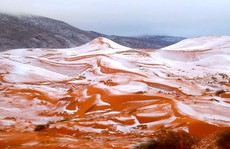 Ngây ngất cảnh tuyết rơi ở sa mạc Sahara