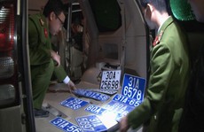Bất ngờ phát hiện 4 bộ biển số xanh giả trên xe ô tô biển đỏ
