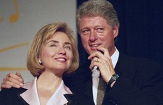 Ông Clinton 'đốn tim' đại hội bằng chuyện tình với bà Hillary