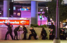 Mỹ: 11 cảnh sát bị bắn tỉa, 5 người thiệt mạng