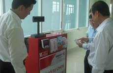 Chật vật bán vé số điện toán