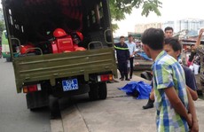 Bất lực đứng nhìn người đàn ông chìm dần dưới kênh Tẻ