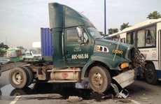 Xe container gây 3 vụ tai nạn liên tiếp, xa lộ Hà Nội kẹt cứng