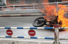 Xe mô tô cháy ngùn ngụt trên cầu Chánh Hưng