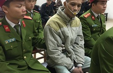 Bị cáo thảm sát ở Quảng Ninh ra tòa với dụng cụ chống cắn lưỡi
