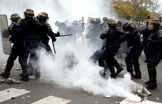 Pháp hỗn loạn vì biểu tình, đình công