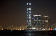 Thông điệp 'thách thức' trên toà nhà chọc trời Hồng Kông