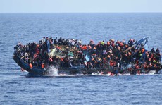 Cận cảnh tàu chở gần 600 người lật úp trên Địa Trung Hải