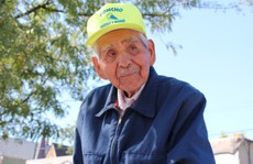 Cụ ông 89 tuổi bán kem dạo “đổi đời” nhờ Internet