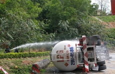 Lật xe container chở gas, đèo Hải Vân phải phong tỏa