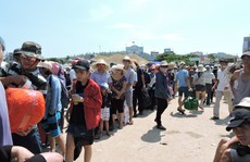 Khách du lịch đổ ra đảo Lý Sơn trong dịp lễ 8-3
