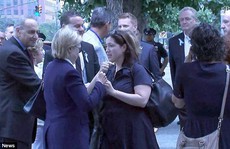 Bí ẩn người phụ nữ cạnh bà Clinton tại lễ 11-9