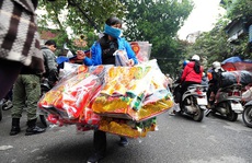 Thịt gà đắt hàng trước ngày ông Táo, đồ lễ chênh giá lớn