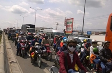 Dân miền Tây đổ về TP HCM đông nghẹt Quốc lộ 1
