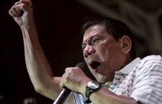 Họp báo nửa đêm, ông Duterte 'đuổi' hết 'người cũ'