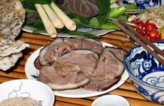 Cô dâu tá hỏa vì cỗ cưới toàn thịt chó của nhà trai