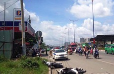 Phóng nhanh, ô tô tông 3 người bị thương trên xa lộ Hà Nội