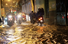Sài Gòn mưa lớn gây ngập, kẹt bít các ngả về