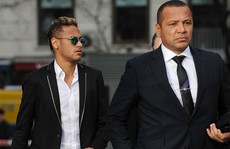 Cha con Neymar ăn mặc như tài tử khi hầu tòa