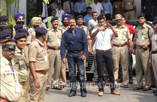 Sao Bollywood “hôn đất” khi được ra tù