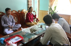 Bắt quả tang thầy lang chữa bách bệnh bằng dao lam