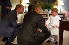Hoàng tử George diện đồ ngủ bắt tay TT Obama