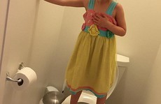 Sự thật gây sốc về hình ảnh bé gái đứng trên bệ toilet