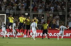 Messi sút phạt tuyệt đỉnh, Argentina thắng đậm Colombia