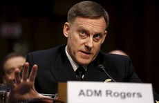 Vị trí lung lay, giám đốc NSA cầu cứu ông Trump?