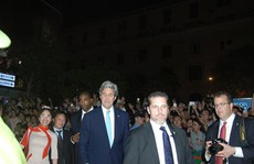 Bí thư Thăng và Ngoại trưởng Kerry rời tòa nhà Bitexco