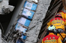 Dân Đài Loan nổi giận vì can dầu ăn chèn trong trụ chung cư