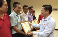Chủ tịch TP Cần Thơ tặng bằng khen cho Báo Người Lao Động