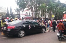 Xe hoa tông xe máy, chủ rể gọi taxi đưa người đi cấp cứu
