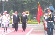 Cận cảnh Chủ tịch nước Trần Đại Quang đón Tổng thống Pháp