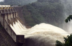 Quảng Nam: Hạ du ngập nước, nhiều thủy điện lại tăng lượng xả lũ