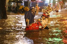TP HCM lại khốn khổ vì mưa lớn