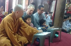 Gia đình Đại sứ Mỹ lên chùa Kim Liên làm lễ Vu lan