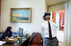 CEO Facebook rủ Obama chơi game thực tế ảo