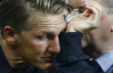 Mourinho gây sốc khi không bỏ rơi Schweinsteiger
