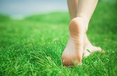 Những lợi ích sức khỏe tuyệt vời của việc đi chân trần