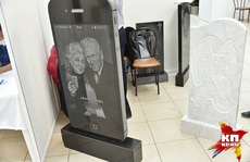 Nga: Bia mộ hình iPhone hút khách, giá ngang iPhone 6s